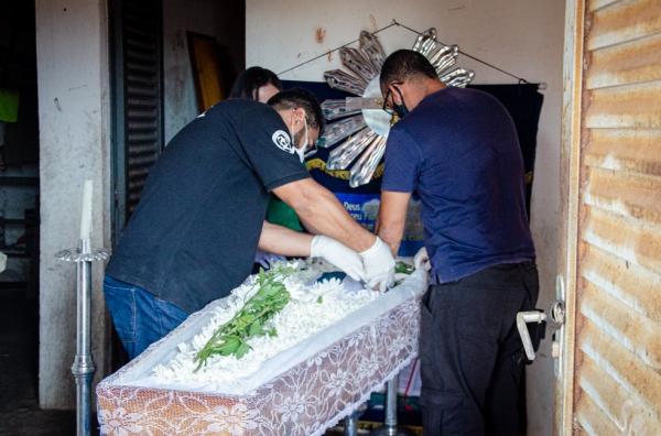 Perícia interrompe velório e recolhe corpo de idoso encontrado morto em caixa de água no Piauí