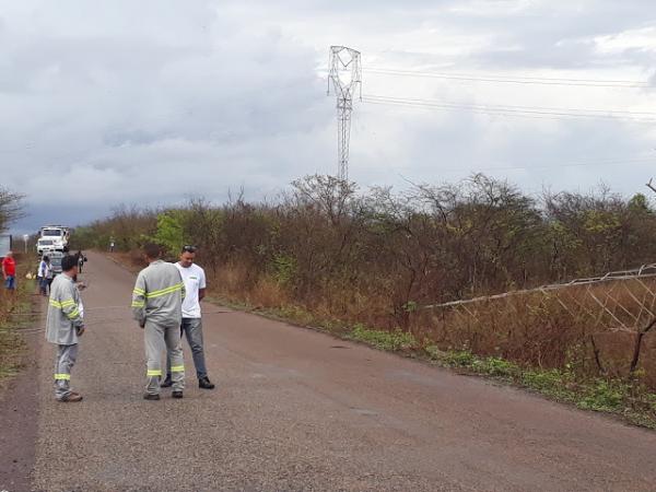 Torre de alta tensão desaba sobre rodovia após chuva com vento no Norte do Piauí