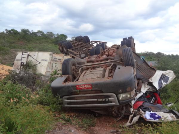 Carreta tomba na PI-135 causando a morte do motorista.(Imagem:FlorianoNews)