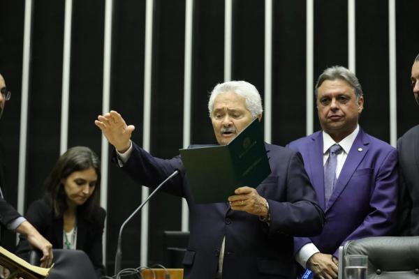 Elmano Férrer assume mandato de deputado federal na Câmara