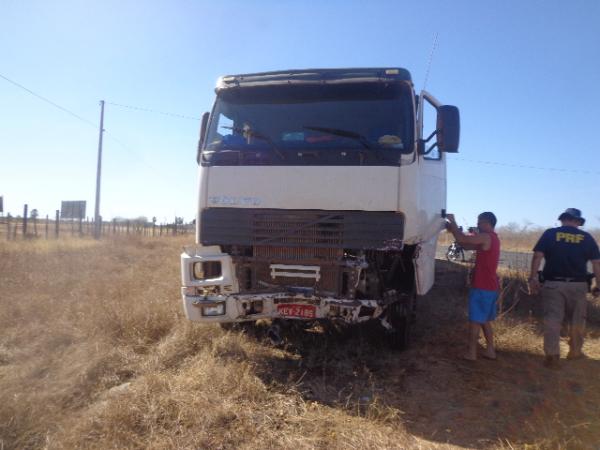 Falta de aten&ccedil;&atilde;o provoca colis&atilde;o transversal grave em Floriano.(Imagem:FlorianoNews)