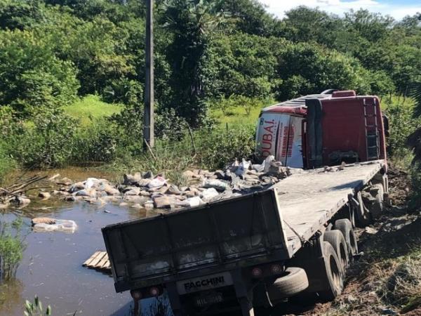 Caminh&atilde;o e o &ocirc;nibus ca&iacute;ram numa ribanceira.(Imagem:Matheus Ferreira/TV Verdes Mares)