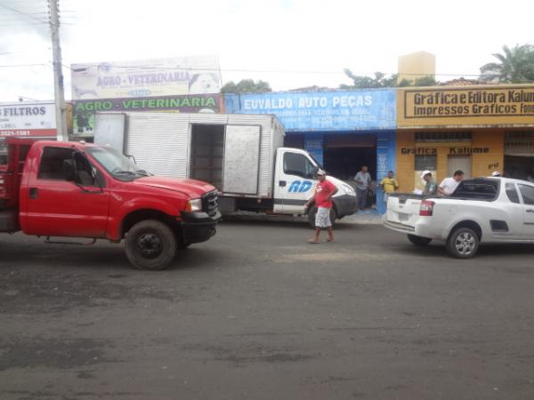 PM registra acidente envolvendo caminhão, carro e moto no Centro de Floriano