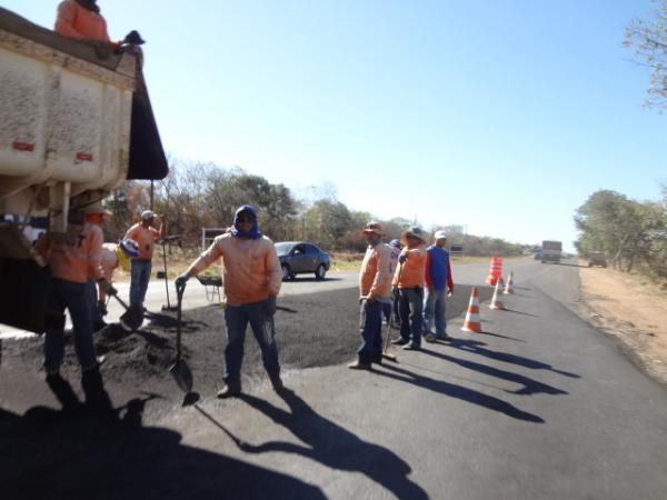 DNIT realizou recupera&ccedil;&atilde;o do contorno de avenidas em Floriano.(Imagem:FlorianoNews)