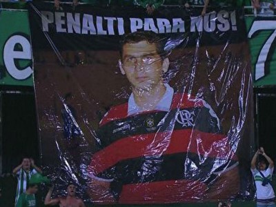 Árbitro relata faixa com "árbitro do Fla" na súmula, e Coxa pode receber multa