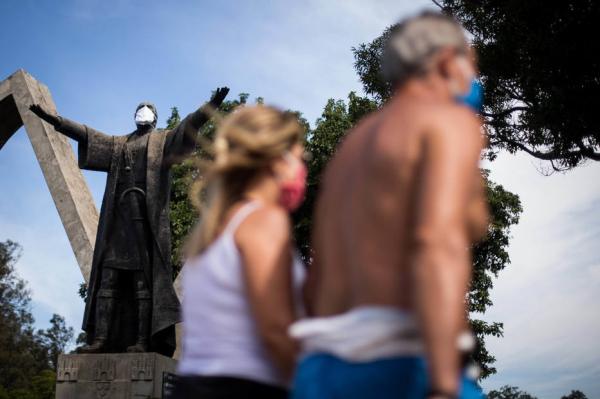 Máscaras e álcool em gel não eliminam riscos em salões de beleza e academias