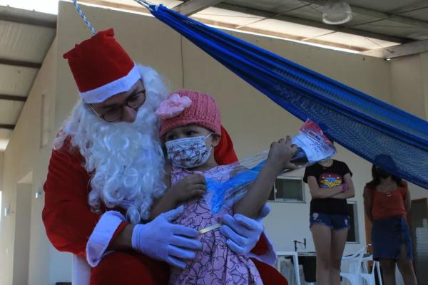Menina de 4 anos com leucemia conhece o Papai Noel e é liberada para passar Natal em casa no Piauí