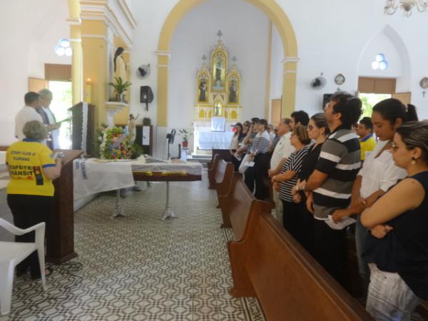 Familiares e amigos participaram da missa de corpo presente de Ant&atilde;o Reis.(Imagem:FlorianoNews)