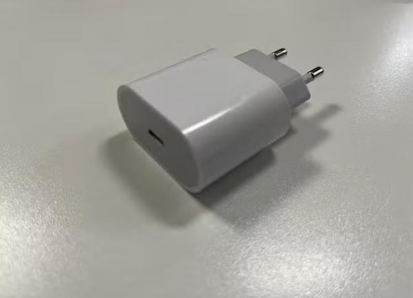 Apple é multada pela Justiça do PI em mais de R$ 2 milhões por venda de iPhone sem carregador