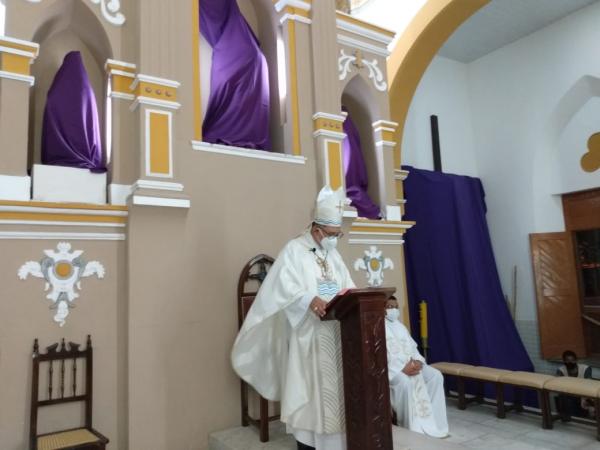 Fiéis da Igreja Católica celebram a Missa da Ceia do Senhor