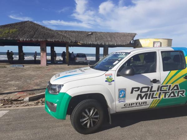 Companhia de Policiamento Tur&iacute;stico fiscaliza orla da praia de Lu&iacute;s Correia para evitar dissemina&ccedil;&atilde;o de coronav&iacute;rus.(Imagem:Tiago Mendes/ TV Clube)