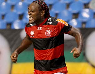 Flamengo vence Vasco com gol do artilheiro Vagner Love