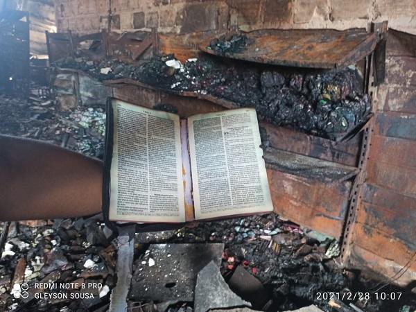 Bíblia é encontrada intacta em meio aos escombros do incêndio no "Tem Tem"