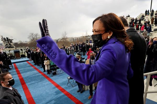 Vice-presidente dos EUA Kamala Harris chega ao evento de inaugura&ccedil;&atilde;o do mandato nesta quarta (20).(Imagem:REUTERS/Jonathan Ernst/Pool)