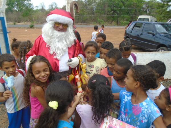 Natal antecipado faz a alegria de crian&ccedil;as da localidade Vereda Grande.(Imagem:FlorianoNews)