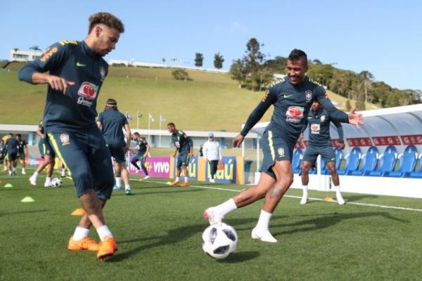 Seleção brasileira desembarca em Londres antes da Copa da Rússia