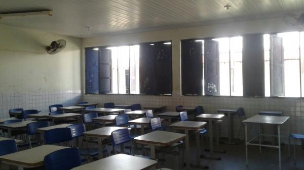 Alunos relatam desmaios por falta de água e climatização em escola de tempo integral em Teresina