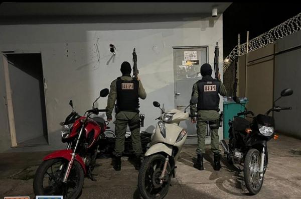 PM descobre casa usada como depósito de produtos e veículos roubados