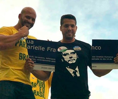 Candidatos do PSL destroem placa com homenagem a Marielle Franco