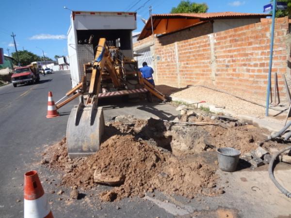 Vazamento de &aacute;gua na Av. Bucar Neto j&aacute; foi solucionado.(Imagem:FlorianoNews)