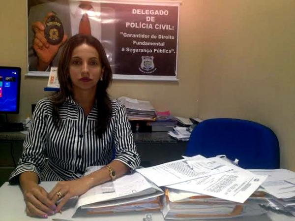 Delegada Cristiane Vasconcelos continua as investiga&ccedil;&otilde;es sobre o caso.(Imagem:Gustavo Almeida/G1)