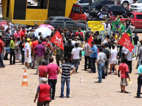 Manifestantes rompem cerca de prote&ccedil;&atilde;o durante visita do Lula ao Piau&iacute;.(Imagem:Catarina Costa/G1)