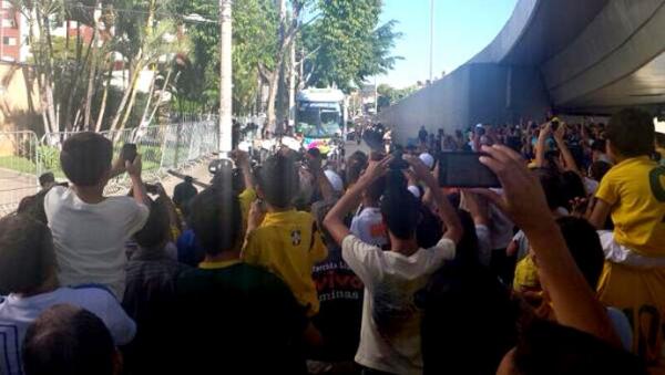 Torcedores vibram com a chegada do &ocirc;nibus, ainda vazio, que vai levar a Sele&ccedil;&atilde;o.(Imagem:Fernando Martins)