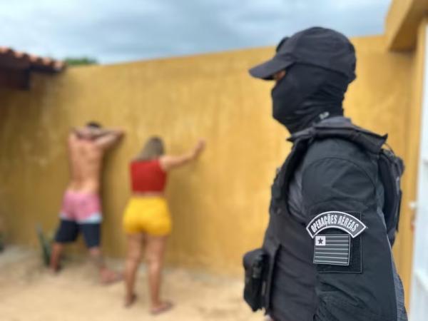 Polícia faz buscas contra 5 pessoas da mesma família e prende comerciante suspeita de tráfico