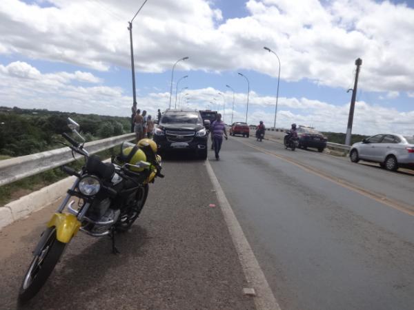 Colis&atilde;o traseira envolveu dois ve&iacute;culos na ponte sobre o Rio Parna&iacute;ba.(Imagem:FlorianoNews)
