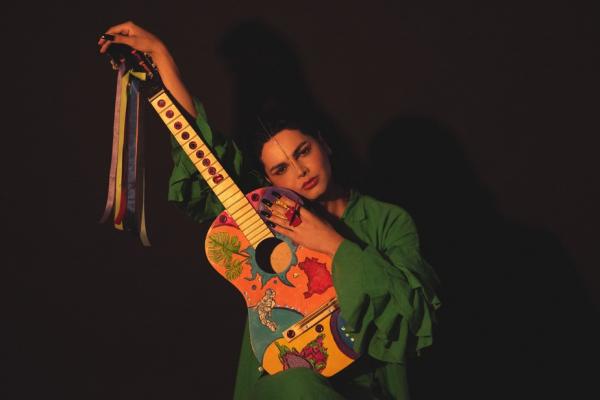 Voz do trio As Baías, Assucena Assucena abre discografia solo com single autoral "Parti do alto"