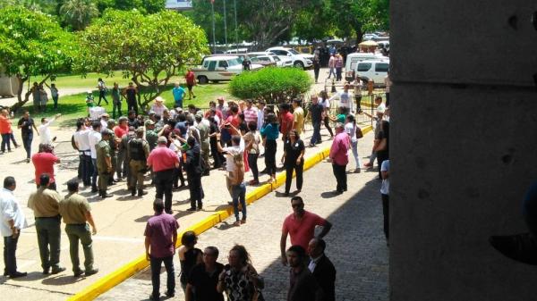 PM usa bombas de efeito moral durante protesto em audiência sobre PEC da Previdência na Alepi