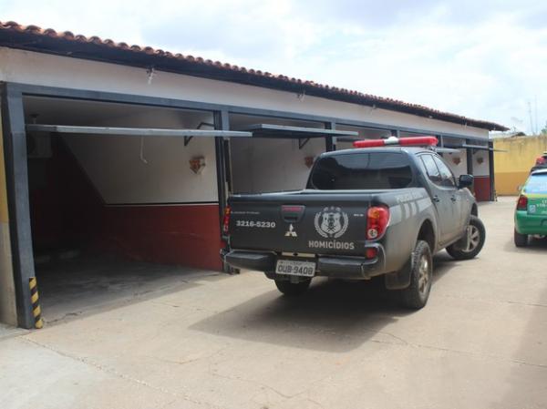Corpo é encontrado em quarto de motel e polícia suspeita de overdose