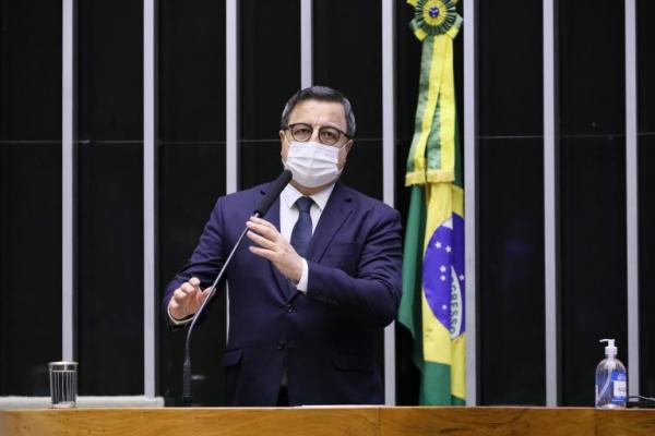 Deputados querem mudança na política de preços dos combustíveis
