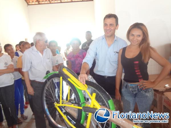 Estudantes da localidade Vereda Grande recebem bicicletas do Pedala Piau&iacute;.(Imagem:FlorianoNews)