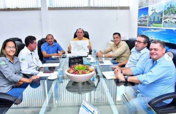 Prefeito de Floriano se reúne com engenheiros para atualização do esgotamento sanitário