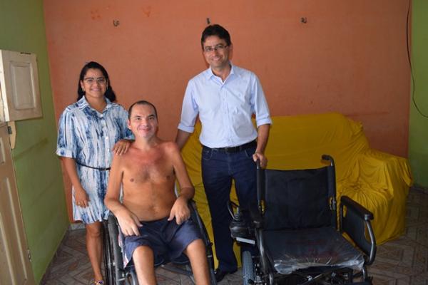 Secretaria de Sa&uacute;de faz entrega cadeira de rodas motorizada.(Imagem:Waldemir Miranda)