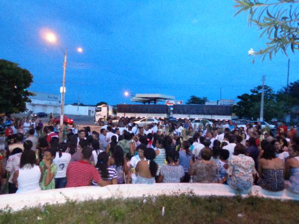 Fi&eacute;is da par&oacute;quia Nossa Senhora das Gra&ccedil;as.(Imagem:FlorianoNews)