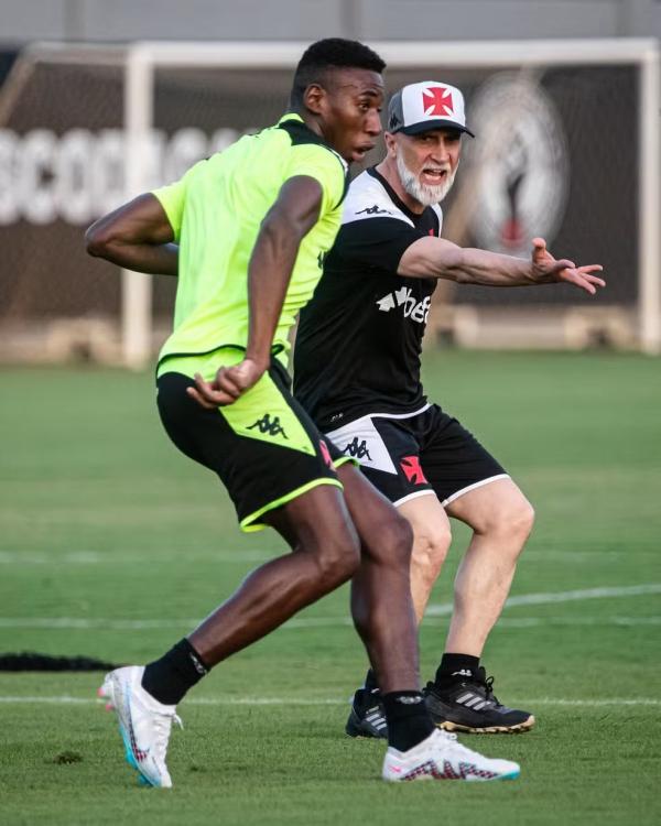 &Aacute;lvaro Pacheco e o zagueiro L&eacute;o em a&ccedil;&atilde;o no treino do Vasco.(Imagem: Leandro Amorim / CRVG)