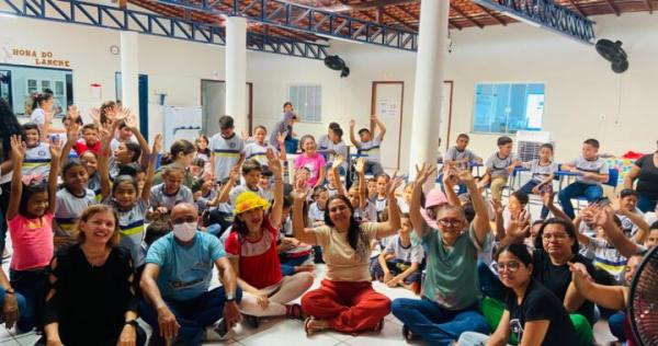 BiblioSesc leva contação de história para Ilha Grande do Piauí