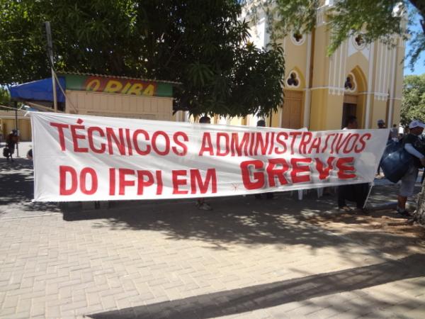 Servidores p&uacute;blicos federais realizaram paralisa&ccedil;&atilde;o em Floriano.(Imagem:FlorianoNews)
