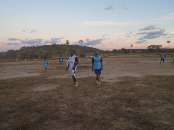 Moradores comemoram inaugura&ccedil;&atilde;o do campo do Guarani em Floriano.(Imagem:FlorianoNews)