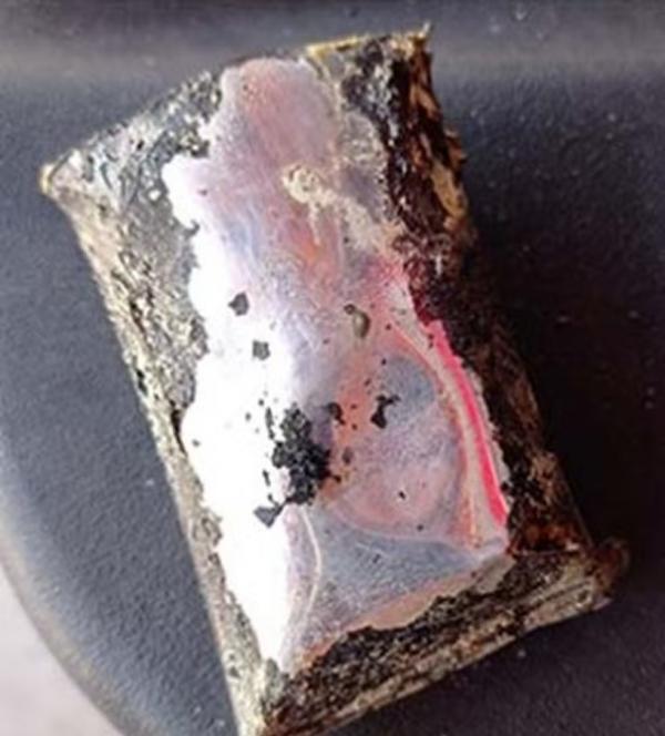 Carro pega fogo ap&oacute;s bateria de celular aquecer e explodir, no Norte do Piau&iacute;.(Imagem: Reprodu&ccedil;&atilde;o)