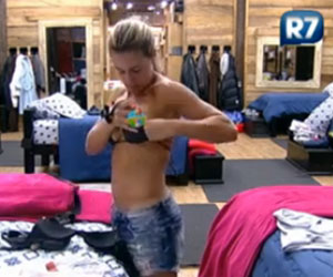 Joana mostra o seio ao trocar de roupa