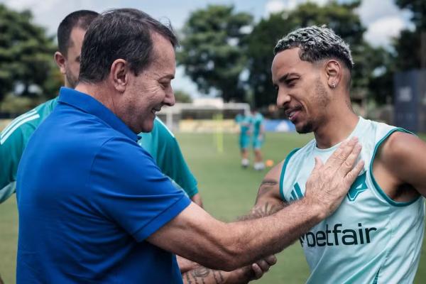 Pedro Louren&ccedil;o com Matheus Pereira em treino do Cruzeiro.(Imagem:Gustavo Aleixo/Cruzeiro)