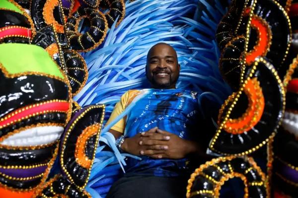 Junior Bandeira, respons&aacute;vel pela confec&ccedil;&atilde;o das fantasias da agremia&ccedil;&atilde;o, no barrac&atilde;o da Escola de Samba Unidos da Tijuca, na Cidade do Samba, zona portu&aacute;ria.(Imagem:T&acirc;nia R&ecirc;go/Ag&ecirc;ncia Brasil)