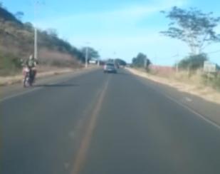 Motorista faz zigue-zague na pista e quase provoca acidente na BR-407