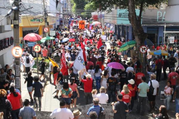 TERESINA, 10h28: Manifestantes fecham a Rua &Aacute;lvaro Mendes.(Imagem:Gilcilene Ara&uacute;jo/G1)