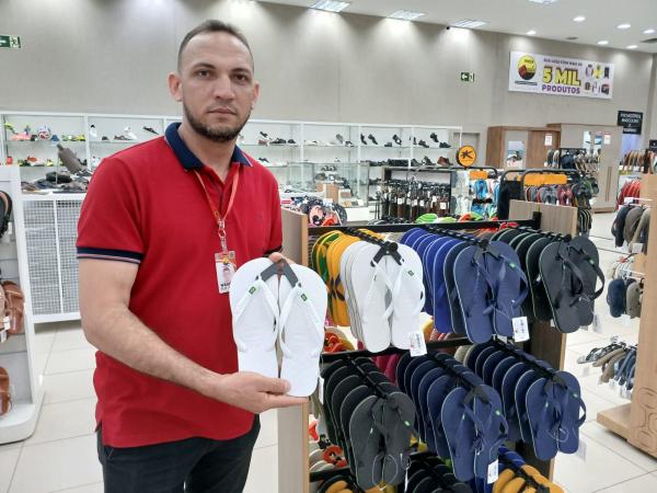 Wagner, chefe do setor de calçados do Armazém Paraíba(Imagem:FlorianoNews)