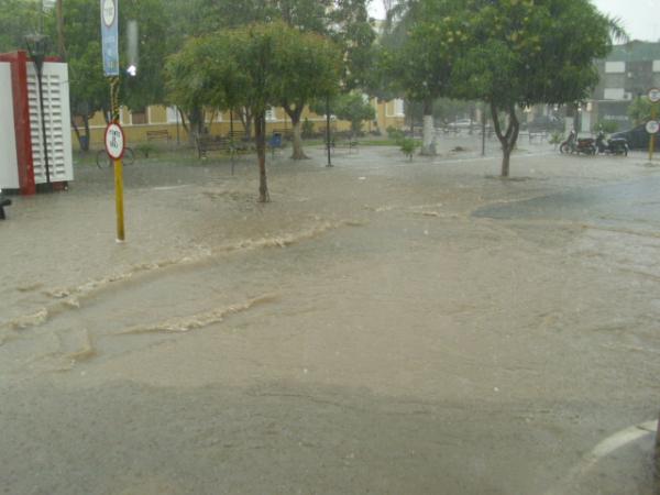 Pra&ccedil;a da Matriz alagada(Imagem:Floriano News)