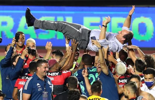 Com Galvão Bueno, "A Mesa" analisa título do Flamengo: "Ganhou por ter um elenco bem superior"
